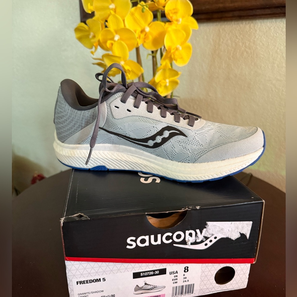 NWT Saucony Versafoam shoes size 8